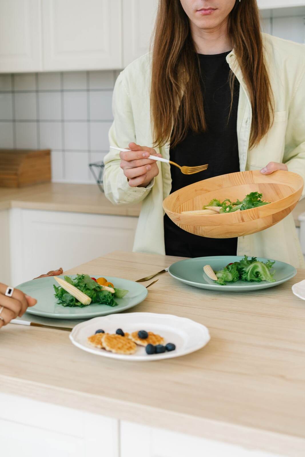 極端な食事制限より、タンパク質を確保したバランスの良い食事を